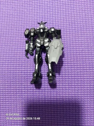 Muñeco robot negro con escudo