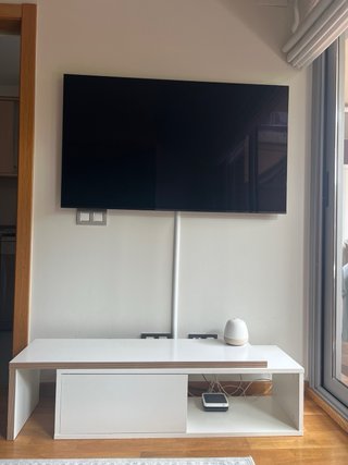 Mueble TV bajo extensible blanco