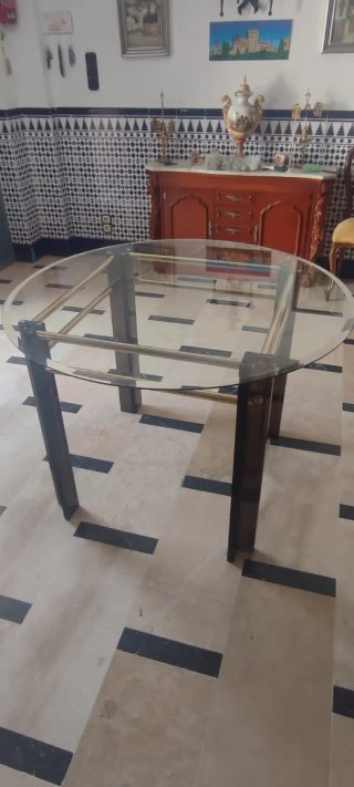 Mesa de cristal y 4 sillas doradas