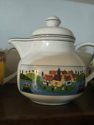 Collezione di teiere con fiori