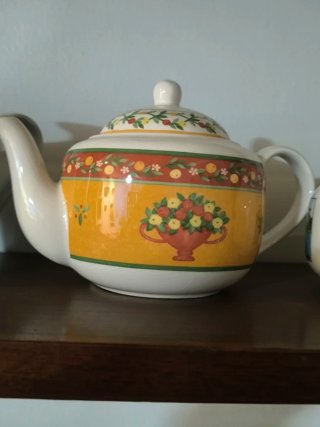 Collezione di teiere con fiori
