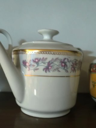 Collezione di teiere con fiori