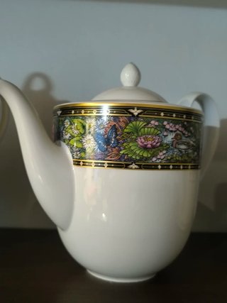 Collezione di teiere con fiori