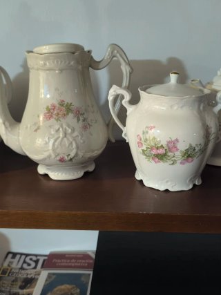 Collezione di teiere con fiori