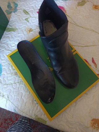 Botines negros.