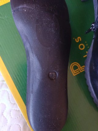 Botines negros.