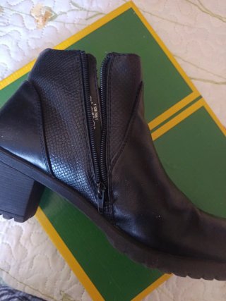 Botines negros.