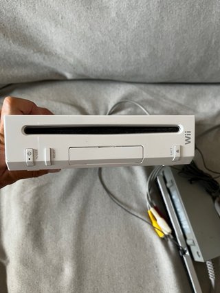 Nintendo Wii con comandi rossi
