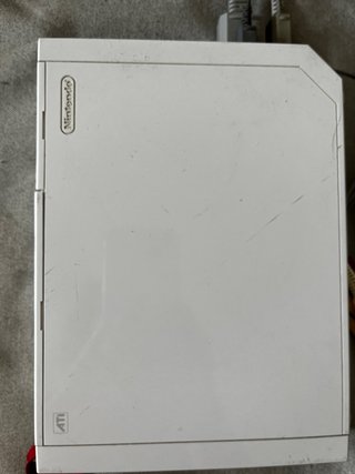 Nintendo Wii con comandi rossi