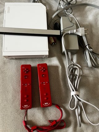 Nintendo Wii con comandi rossi