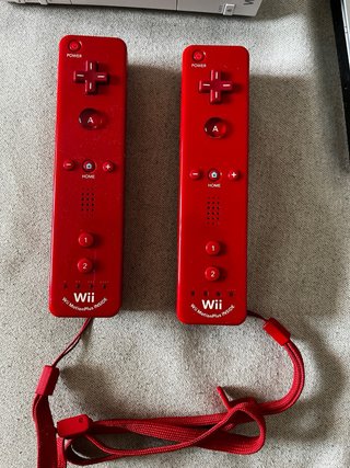 Nintendo Wii con comandi rossi