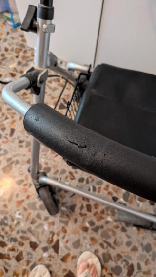 Andador con cesto y asiento