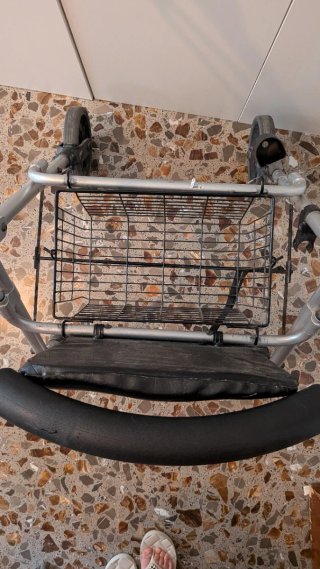 Andador con cesto y asiento