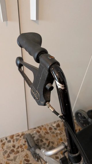 Andador con cesto y asiento