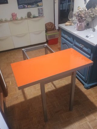 Mesa de cocina naranja y gris