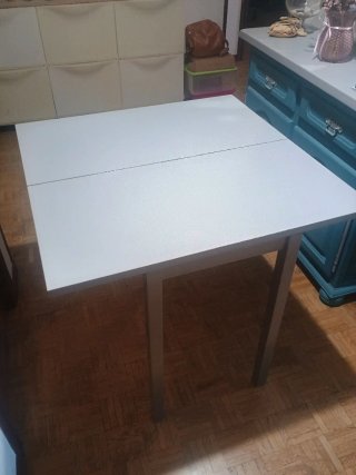 Mesa de cocina naranja y gris