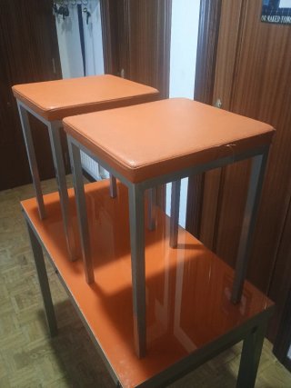 Mesa de cocina naranja y gris