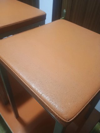 Mesa de cocina naranja y gris