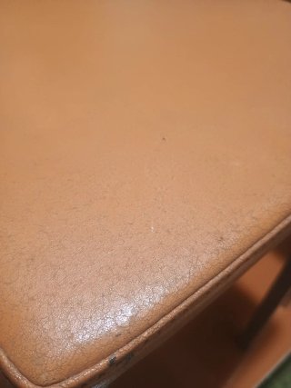 Mesa de cocina naranja y gris