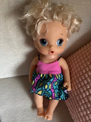 Muñeca que come y caga. Baby alive