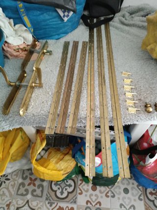 Bisagras y pestillos dorados