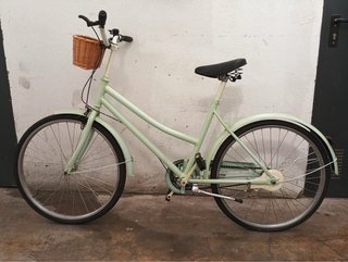Bicicleta urbana color menta con cesta perfecto