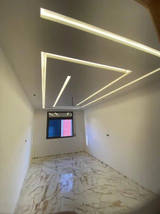 Suelo vinílico gris madera
