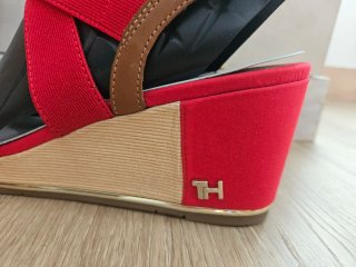Sandalias cuña Tommy Hilfiger rojas y beige arena