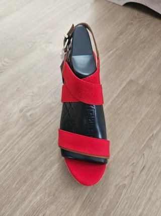Sandalias cuña Tommy Hilfiger rojas y beige arena