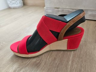Sandalias cuña Tommy Hilfiger rojas y beige arena