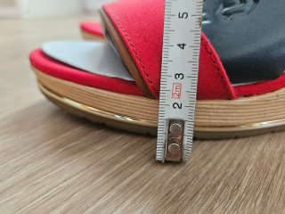 Sandalias cuña Tommy Hilfiger rojas y beige arena