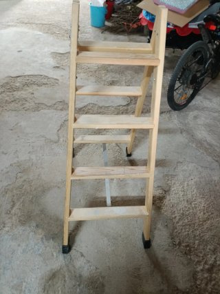 Escalera de madera plegable
