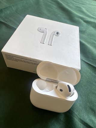 Estuche AirPods + AirPod derecho