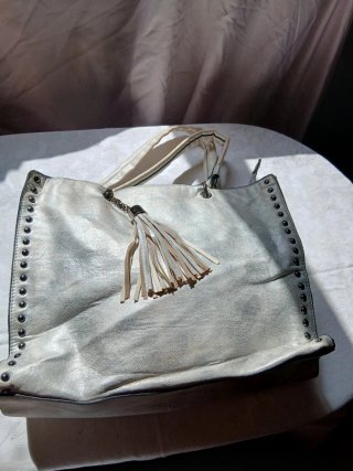 Borsa shopper con borchie e nappe