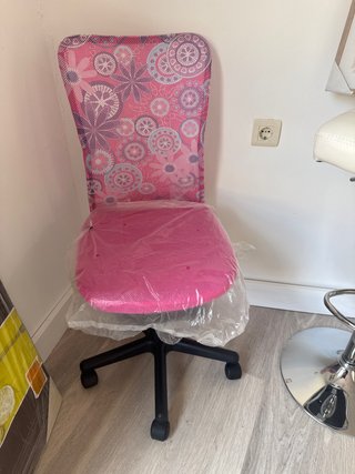 Silla de oficina rosa con estampado floral