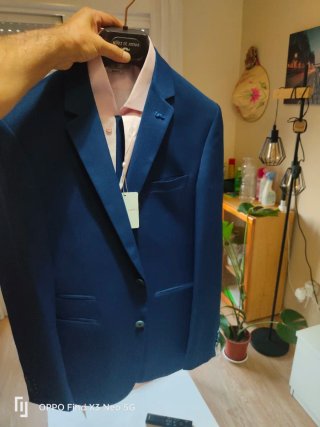 Traje azul Núñez de Arenas con pajarita rosa