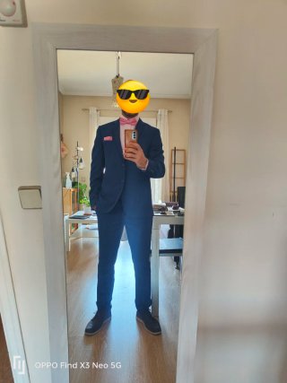 Traje azul Núñez de Arenas con pajarita rosa