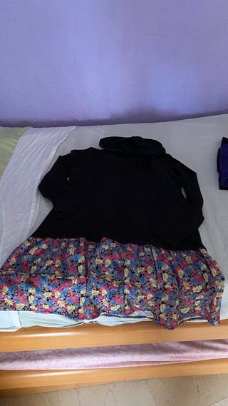 Vestido negro con estampado floral