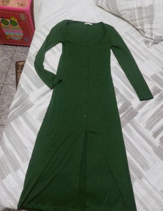 Vestido verde ajustado con botones