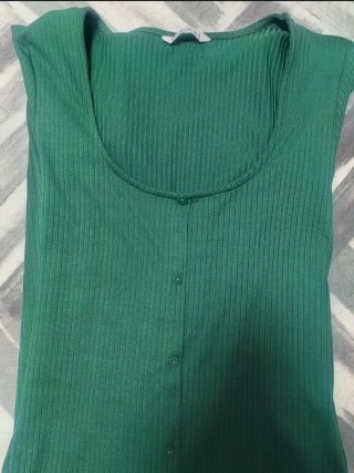 Vestido verde ajustado con botones