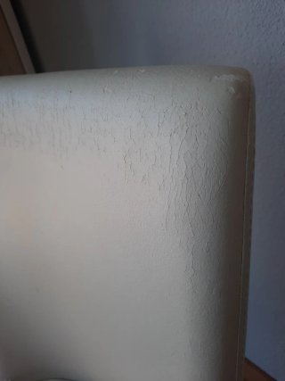 Silla blanca de piel sintética. Dispongo de 4 unds