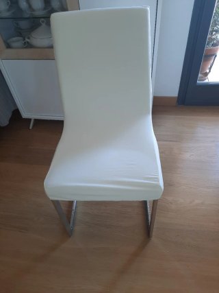 Silla blanca de piel sintética. Dispongo de 4 unds