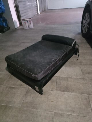 Cama elevada para mascotas gris