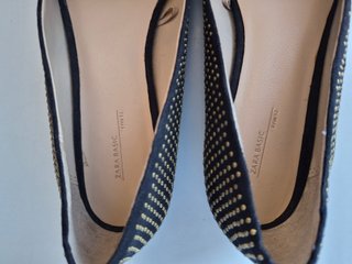 Manoletinas Zara negras con tachuelas doradas T39