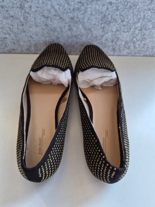 Manoletinas Zara negras con tachuelas doradas T39