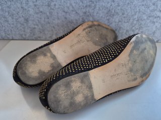Manoletinas Zara negras con tachuelas doradas T39