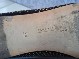 Manoletinas Zara negras con tachuelas doradas T39