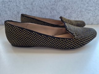 Manoletinas Zara negras con tachuelas doradas T39