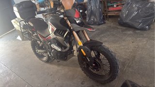 Moto Adventure Negra y Roja