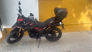 Moto Adventure Negra y Roja